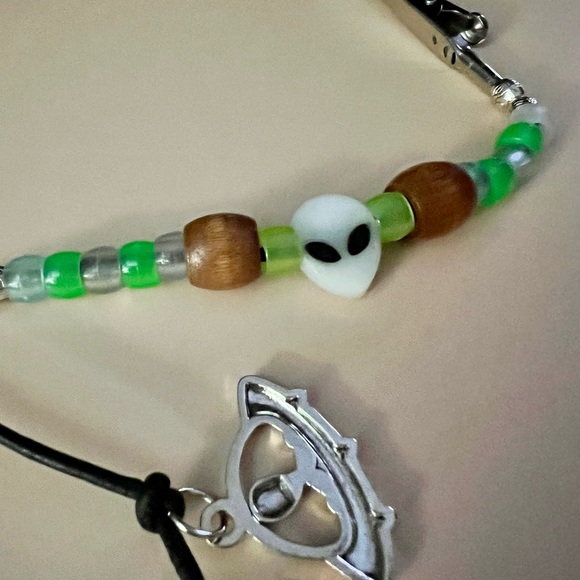 Roach Clip Spaced Out Smoker’s Helper Glow in the Dark Alien Head & green beads - Picture 10 of 17
